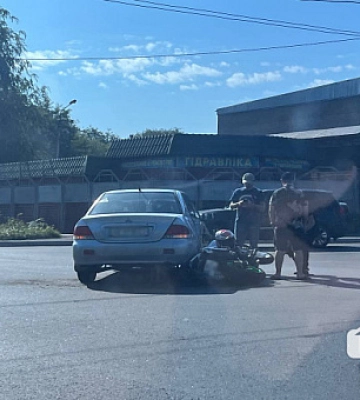 Оновлено: У Кривому Розі зіштовхнулися автівка та мотоцикл