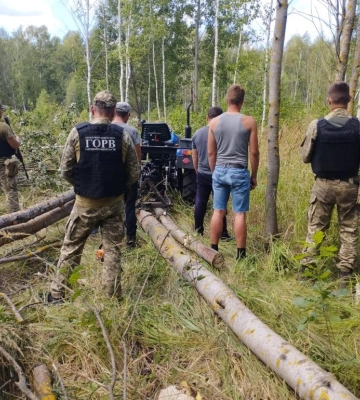 В прикордонні Рівненщині шість чоловіків вирубували ліс