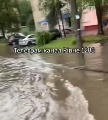 Автомобілі - у воді. Рівне «пливе» вдруге за день (ВІДЕО)