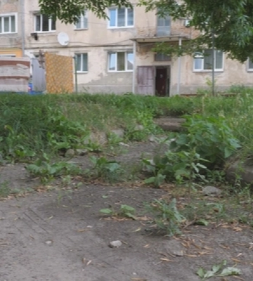 Все через боржників: пояснили, чому у Луцьку не ремонтують будинок та двір на Привокзальній, 13 
