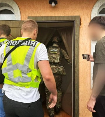 Поліція затримала шахраїв, які привласнили понад 20 млн. грн. під виглядом продажу автівок та квадрокоптерів для потреб ЗСУ