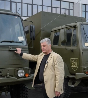 Порошенко знову везе на фронт велику партію техніки 
