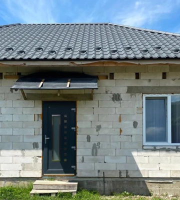 Воєнком на Закарпатті змушував солдатів будувати йому маєток. Під час обшуку в нього знайшли символіку СРСР та георгіївську&amp;hellip;
