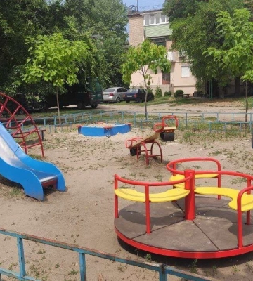 В Днепре ремонтируют аварийные детские и спортивные площадки