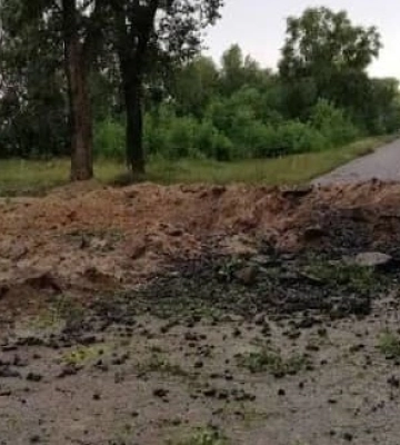 На півночі Житомирщини через влучання блискавки в заміновану ділянку зруйновано дорогу