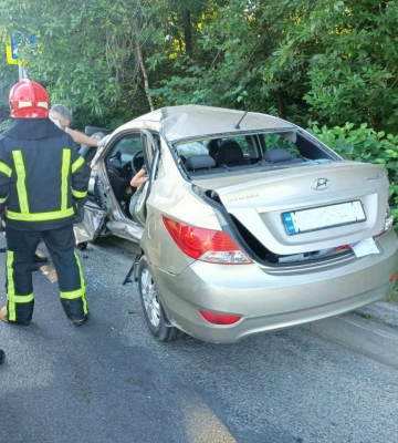 Дев'ять рятувальників визволяли з розбитого автомобіля двох жінок