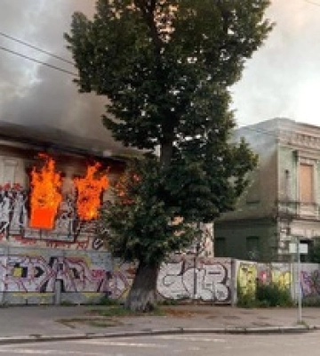 У Києві на Подолі горить будинок 