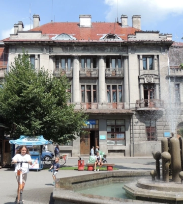 Зі стелі капала вода: у Бродах рятують будівлю Празького банку