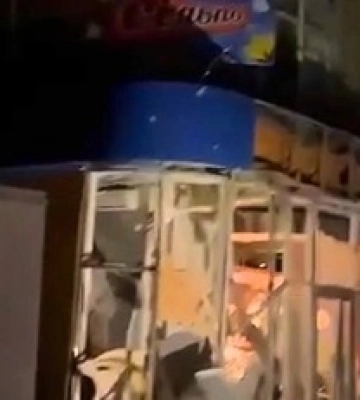 Росіяни знову вдарили по Херсону: під удари потрапили ТРЦ і медзаклад, відео
