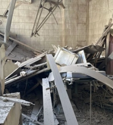Російські війська знову атакували Херсон: поцілили у торговельний центр та медичний заклад