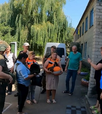 «Білі Янголи» евакуювали чотирьох дітей та їхніх батьків з-під обстрілів у Торецьку