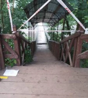 У поліції відкрили кримінальне провадження за фактом обвалу частини підвісного моста на Рахівщині