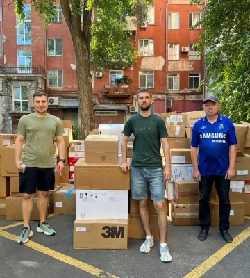 Волонтери з Миколаєва та США передали партію допомоги п’ятьом лікарням, що рятують наших бійців