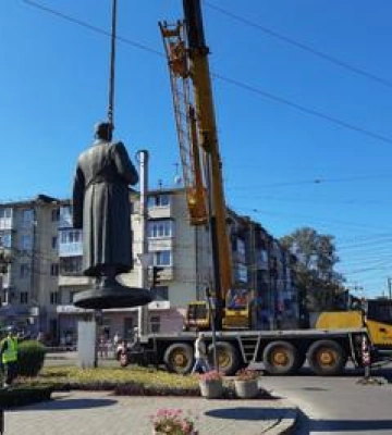 У Полтаві демонтували памятник Зигіну