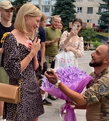 У центрі Рівного військовий освідчився коханій (ВІДЕО)