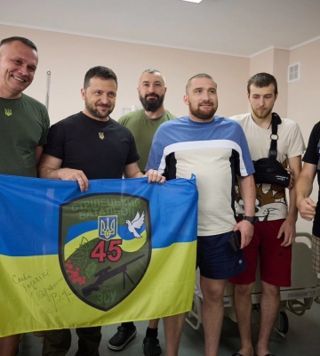 Зеленський відвідав у лікарні Франківська бійців 45-го окремого стрілецького батальйону