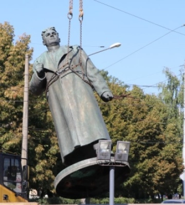В Полтаве демонтировали памятник советскому генералу Зыгину