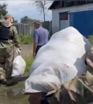 Поліція Луганщини доставила допомогу у звільнені села та показала руйнування (ВІДЕО)