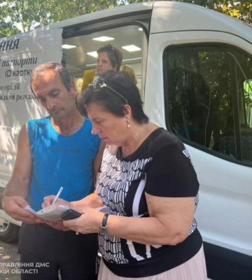 Міграційники допомагають жителям прифронтових територій та військовослужбовцям з оформленням документів