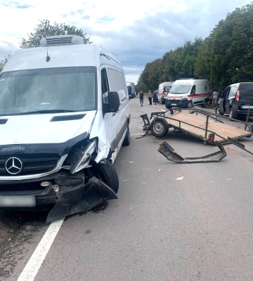 Від‘єднався причіп та вилетів на «зустрічку»: деталі ДТП на трасі у Рівненському районі