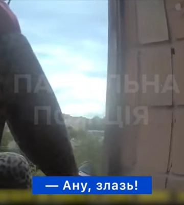 Звисала з вікна багатоповерхівки: у Луцьку патрульні врятували жінку «під кайфом»