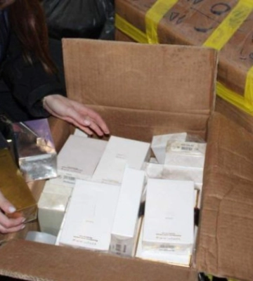 В Одесі судитимуть учасників мережі підпільних «фабрик» із виробництва парфумів