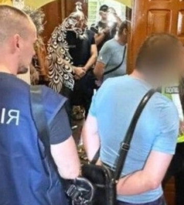 В Николаевской области мужчина продал в горсовет автомобили из гуманитарки – полиция