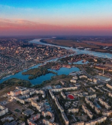 Армія РФ уночі обстріляла Херсон з артилерії, є поранені