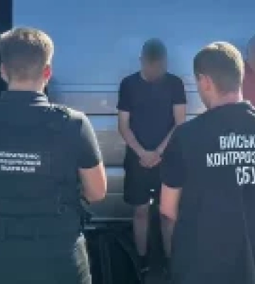 У Чернівецькій області четверо чоловіків намагалися перетнути кордон у сховку мікроавтобуса за 4 тисячі доларів. Відео
