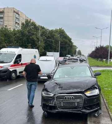 У Львові з деформованого автомобіля визволили 71-річну водійку