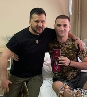 Президент вручив державну нагороду бійцю волинської бригади у госпіталі