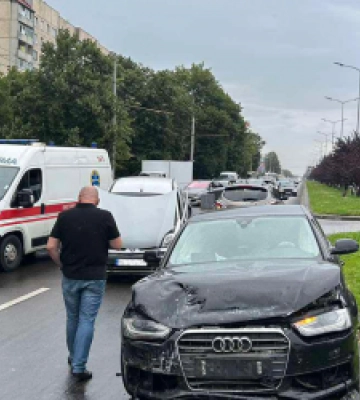 У Львові зіткнулися «Audi» та «Renault»: травмовану 71-річну водійку вивільняли рятувальники