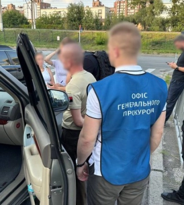 У Києві затримали військкома, який допомагав чоловікам тікати за кордон. Фото та відео