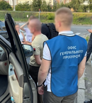 Посадовець Київської МВА за гроші допомагав чоловікам виїхати з України