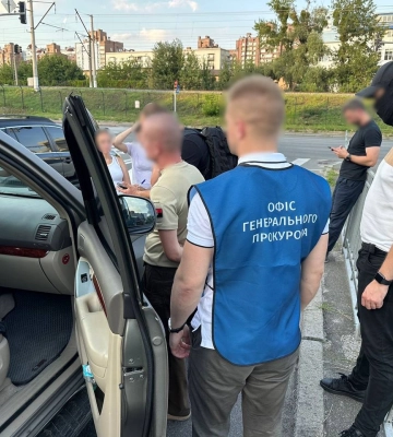 В Киеве задержали военкома, который помогал мужчинам бежать за границу. Фото и видео