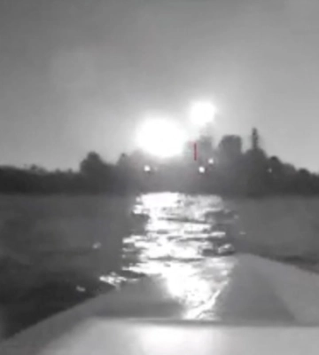 В морской зоне Севастополя оккупанты выявили надводный дрон. Он продолжает движение