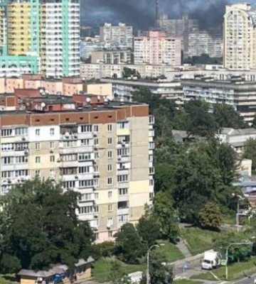 У Києві спахнула потужна пожежа: з’явились фото