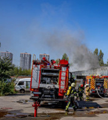 У столиці при пожежі на складі на Пріорці постраждали дві людини 