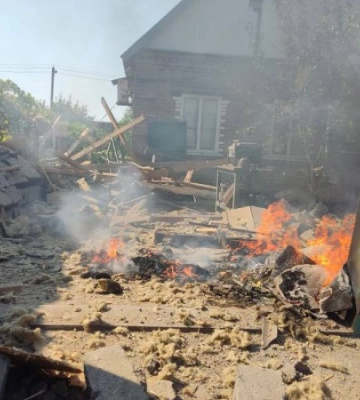 Окупанти з важкої артилерії обстріляли Нікополь, є руйнування (ФОТО)
