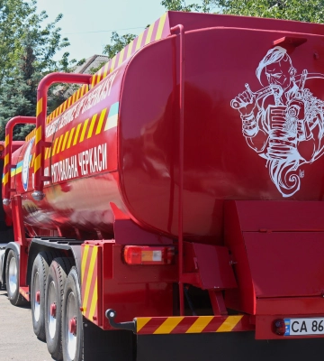 Рятувальники отримали автоцистерну для підвозу води (ФОТО)