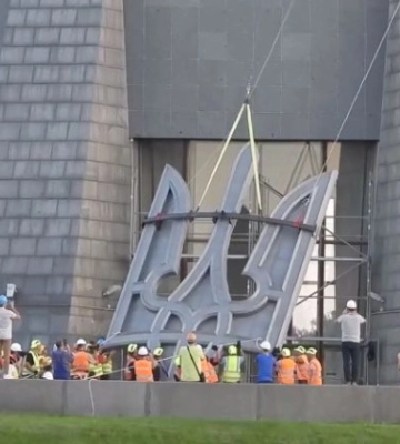 У Києві розпочали монтаж тризуба на щит Батьківщини-матері, відео