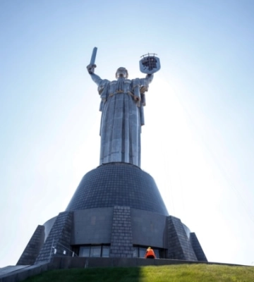 У Києві почали встановлювати тризуб на монументі «Батьківщина-мати» – відео, фото
