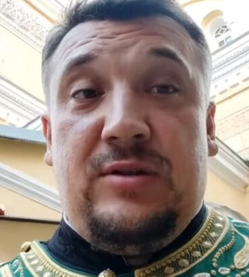 Лікувати онкохворих? Батюшка Московської церкви пояснив, навіщо йому останній айфон
