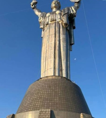 На монументі &quot;Батьківщина-Мати&quot; в Києві встановили тризуб