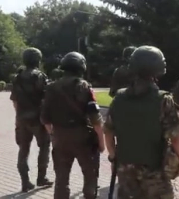 Под радостные восклицания пенсионерок: в Мелитополе рашисты &quot;разминировали&quot; пустой парк 