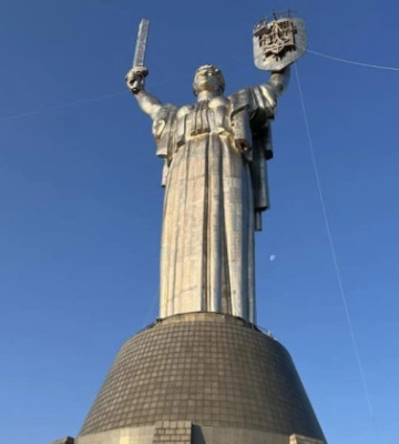 На монумент «Батьківщина-мати» у Києві встановили тризуб: фото і відео