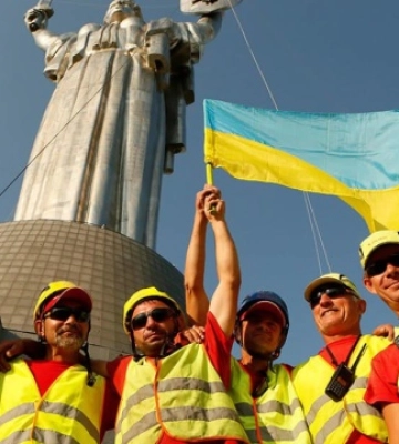 Тризуб підняли на «Батьківщину-матір» у Києві