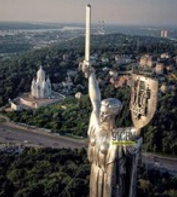 У Києві встановили тризуб на монумент «Батьківщина-мати»