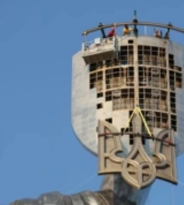 У Києві підняли тризуб на монумент «Батьківщина-Мати»