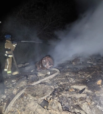 На Сумщині рятувальники ліквідували пожежу в житловому секторі, спричинену ворожим ударом